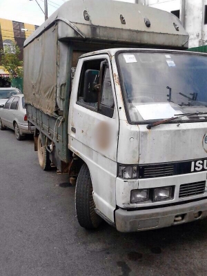 รถอีซูซุ 4 ล้อ NKR  88 แรงม้า. ( ลดราคา เหลือ 200,000 บาท. )  สนใจติดต่อ 081 - 6079515