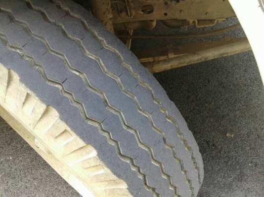 รถอีซูซุ 4 ล้อ NKR  88 แรงม้า. ( ลดราคา เหลือ 200,000 บาท. )  สนใจติดต่อ 081 - 6079515