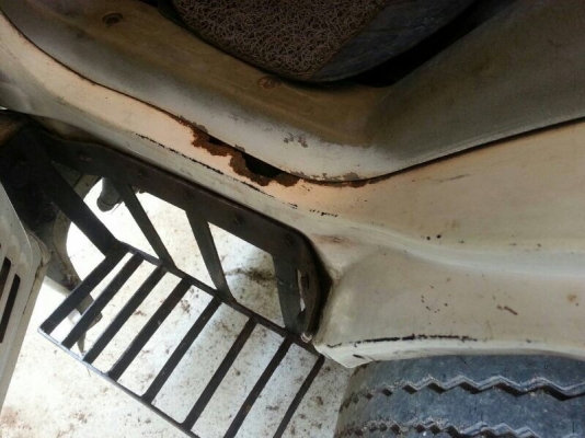 รถฮีโน่ 6 ล้อ ( ไม่ดั้ม )  136 แรงม้า. ปี 51  สนใจติดต่อ 081 - 6079515