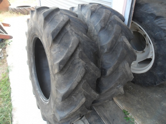 ขายแล้ว ยางหน้ารถไถ13.6-24 ถอด\%เก่านอก ยางโครงสวยแต่ดอกสึกแถบเดียวคู่ละ7,000