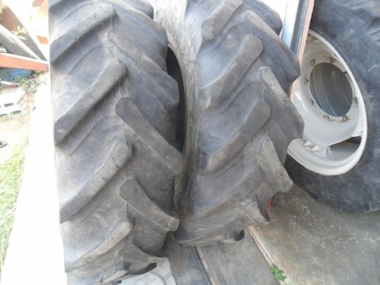 ขายแล้ว ยางหน้ารถไถ13.6-24 ถอด\%เก่านอก ยางโครงสวยแต่ดอกสึกแถบเดียวคู่ละ7,000