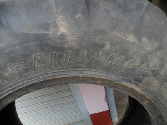 ขายแล้ว ยางหน้ารถไถ13.6-24 ถอด\%เก่านอก ยางโครงสวยแต่ดอกสึกแถบเดียวคู่ละ7,000