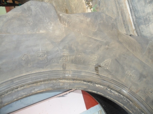 ขายแล้ว ยางหน้ารถไถ13.6-24 ถอด\%เก่านอก ยางโครงสวยแต่ดอกสึกแถบเดียวคู่ละ7,000