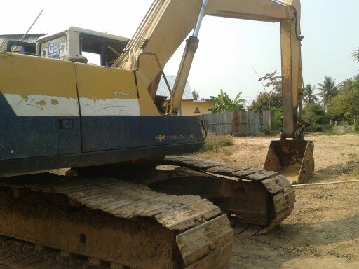 แบคโฮ komasu 200 รุ้น 5