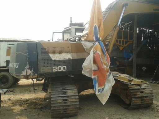 แบคโฮ komasu 200 รุ้น 5