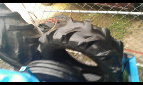 ขาย ยางขอบ 24-12.4ของถอดสภาพดอกยางใช้ได้มีสึกบ้างด้านในมีสติม 1 จุด มาเป็นคู่ๆ ละ3000 ถูกๆ ครับ