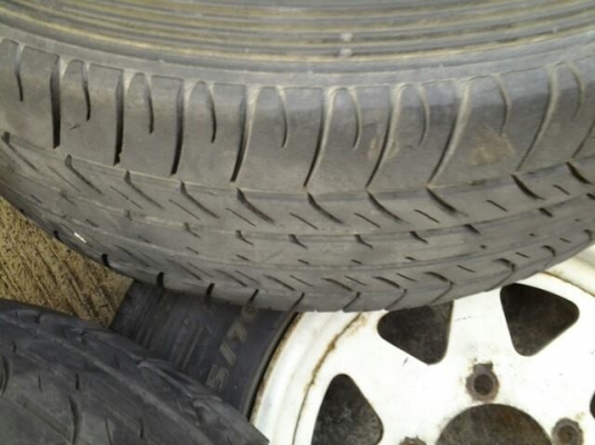 ยางรถเก๋งถูกๆครับ 185/55 ขอบ16 ปี 2010 สภาพดีอยู่ครับ