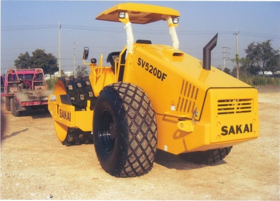 รถบดถนนสั่นสะเทือนล้อหนามหุ้มเรียบ SAKAI รุ่น SV520DF