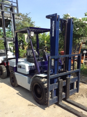 +++ขายโฟล์คลิฟท์  KOMATSU  FD30-11  เครื่องยนต์ดีเซล  เสา 3 เมตร  เกียร์ธรรมดา  งา 1,070  มม.  ยางตัน  *** รถสภาพพร้อมใช้  ราคา  รายละเอียดคุยได้ครับ ***