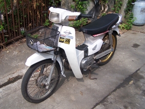 ฮอนด้าดรีมคุรุสภาสีขาวตามรูป