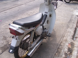 ฮอนด้าดรีมคุรุสภาสีขาวตามรูป