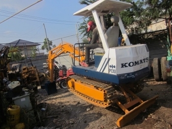 ขายรถแบคโฮ KOMATSU PC 10-5 เครื่องดีเซล 3 สูบ ราคา 220,000 บาท