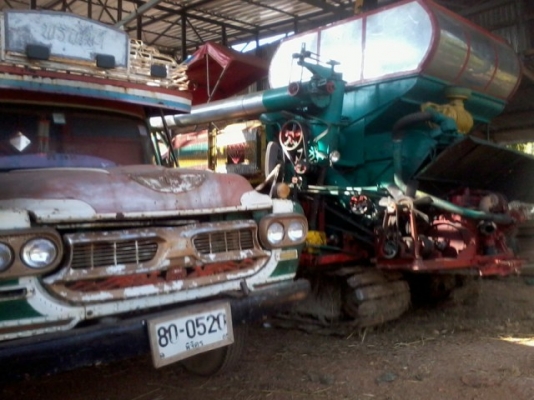 รถเกี่ยวข้าวอุ้ม 2.5 ตัน พร้อมเทลเลอร์