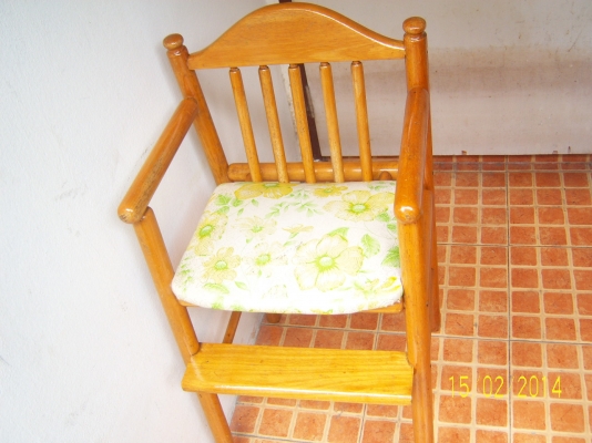 เก้าอี้ไม้ นั่งทานข้าวของเด็ก