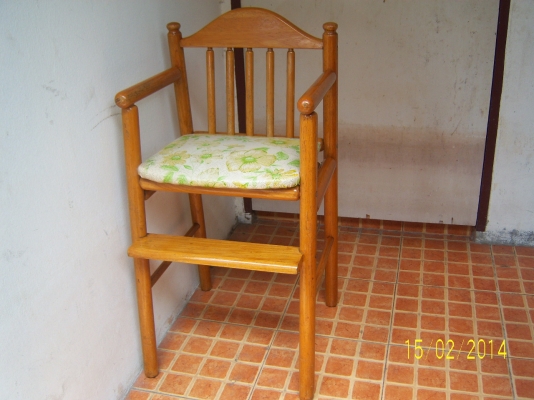 เก้าอี้ไม้ นั่งทานข้าวของเด็ก