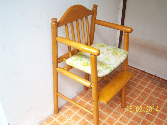 เก้าอี้ไม้ นั่งทานข้าวของเด็ก