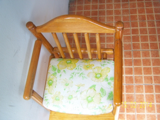 เก้าอี้ไม้ นั่งทานข้าวของเด็ก