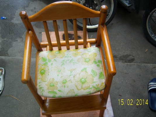 เก้าอี้ไม้ นั่งทานข้าวของเด็ก