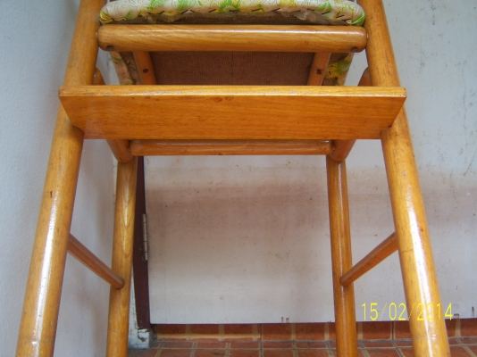 เก้าอี้ไม้ นั่งทานข้าวของเด็ก