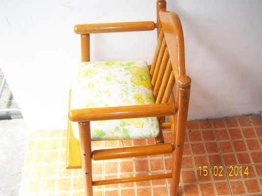 เก้าอี้ไม้ นั่งทานข้าวของเด็ก