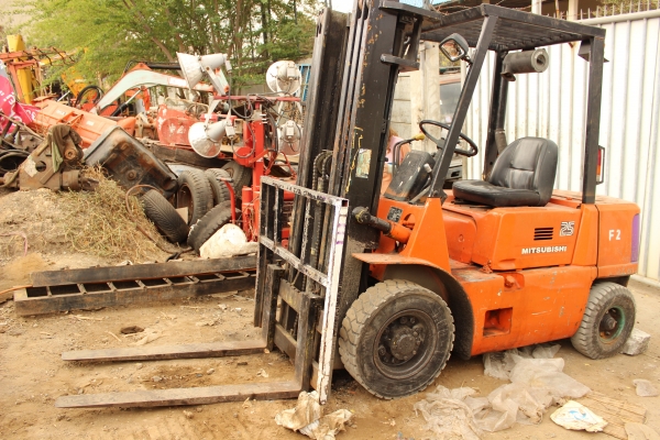 ขายรถยกโฟล์ทลิฟท์ MITSUBISHI FD 25 2.5ตัน เสา 3 ท่อน สูง 5 เมตร เครื่องยนต์ดีเซล 4 สูบ ราคา 245,0000 บาท