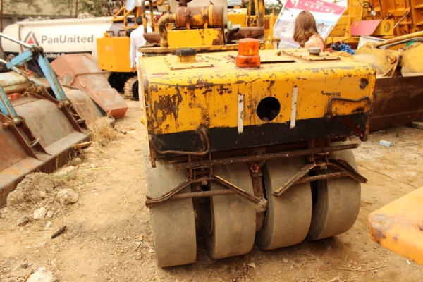 ขาย- รถบด สั่นสะเทือน แบบนั่งขับ เอวอ่อน ดีเซล 3สูบ BOMAG: BW121AC หน้าเหล็ก หลังยาง ราคา 400,000 บาท