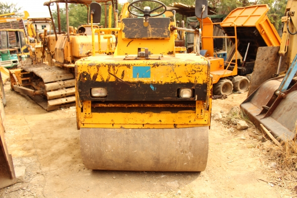 ขาย- รถบด สั่นสะเทือน แบบนั่งขับ เอวอ่อน ดีเซล 3สูบ BOMAG: BW121AC หน้าเหล็ก หลังยาง ราคา 400,000 บาท