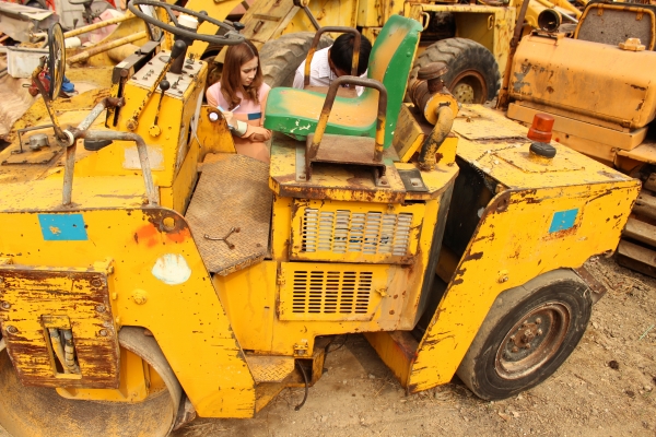 ขาย- รถบด สั่นสะเทือน แบบนั่งขับ เอวอ่อน ดีเซล 3สูบ BOMAG: BW121AC หน้าเหล็ก หลังยาง ราคา 400,000 บาท