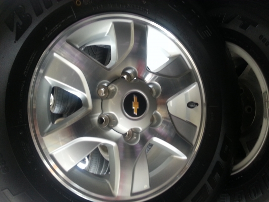 ขายยางป้ายแดงพร้อมแม็กเชฟโลเล็ต   ยาง245/70/16   ยางปี13  ตุ่มยังอยู่