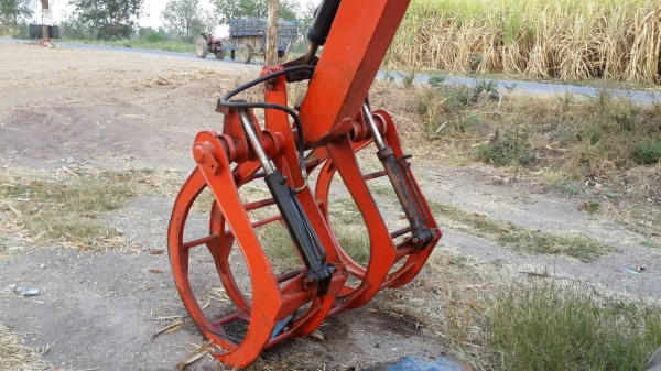 **450,000 บ.ต่อรอง**ขายรถคีบอ้อย คีบหลัง แขนเดียว FORD77  เกียร์ท็อค ปั้มไดกิ้น22 เครื่องแน่นดี แรง แขนดีไม่ปะ คีบสวยไม่ผุ ยางพอใช้ รถใช้งานปกติครับ พร้อมใช้ พร้อมลุยงาน เอกสารสัญญาซื้อขาย ราคาต่อรองได้เด้อ พี่น้องครับ