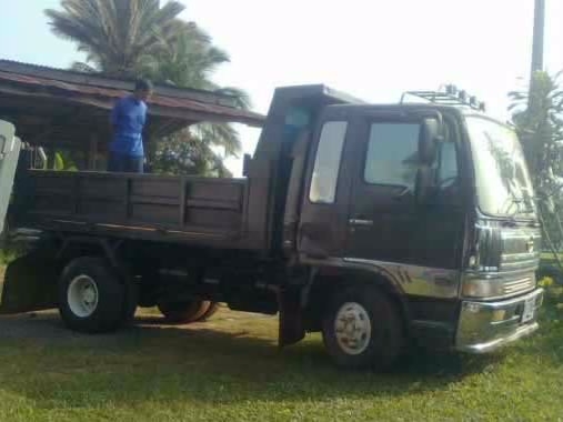 HINO FD 185 HP HO7C หกล้อดั๊มพ์ หัวสมอเงิน กระบะดั๊มพ์เหล็ก 6 ตันยาว 3.60 เมตร เครื่องดี ภายในเก๋งอยู่ครบ แอร์ พวงมาลัยเพาเวอร์ เบรคทริ๊ปฟี้ ช่วงล่างคัชซีสวยไม่มีดาม ยาง 8.25 ขอบ 16 สภาพดี เอกสารเล่มทะเบียนครบพร้อมโอน