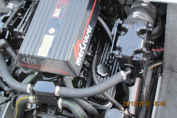 -ผ่อนได้- ขาย เรือ CELEBRITY 18 ฟุต เครื่อง MERCRUISER 4.3 เรือนำเข้า USA  สภาพสวยมาก