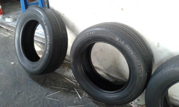 ยางมิชลิน 215 60 16 ปี 09 สภาพดีเส้นละ 650 บาท 1 ชุด