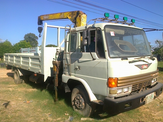 HINO FD 185 HP HO7C รถบรรทุกหกล้อติดเครน TADANO 3 ตัน 3 ปลอกยืด กระบะเหล็กยาว 5.50 เมตรสภาพดีพื้นไม่มีผุ เครื่องแน่นแรงดี ภายในเก๋งอุปกรณ์คอนโทรลครบ ช่วงล่างคัชซีสวยไม่มีดาม เอกสารเล่มทะเบียนครบพร้อมโอนครับ