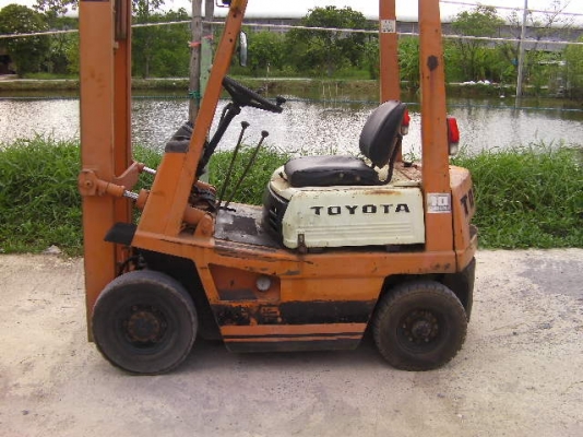 โฟกค์ลิฟต์เสาสูง3เมตรเบนซิน4สูบยางตันหน้าหลังยกได้1ตันยี่ห้อtoyotaนำเข้าจากญี่ปุ่นราคา115,000บาท