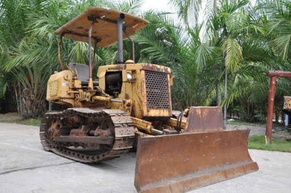 ขายรถดัน แทรกเตอร์ตีนตะขาบMITSUBISHI BD2F ใบมีด6ทิศทาง สภาพสวยเดิมจากญี่ปุ่น ขายถูกๆ235,000บาท!!!