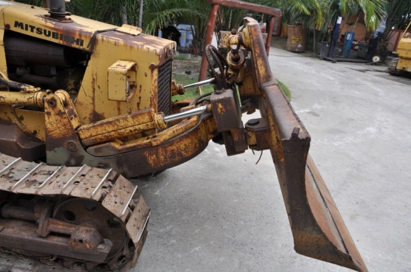 ขายรถดัน แทรกเตอร์ตีนตะขาบMITSUBISHI BD2F ใบมีด6ทิศทาง สภาพสวยเดิมจากญี่ปุ่น ขายถูกๆ235,000บาท!!!