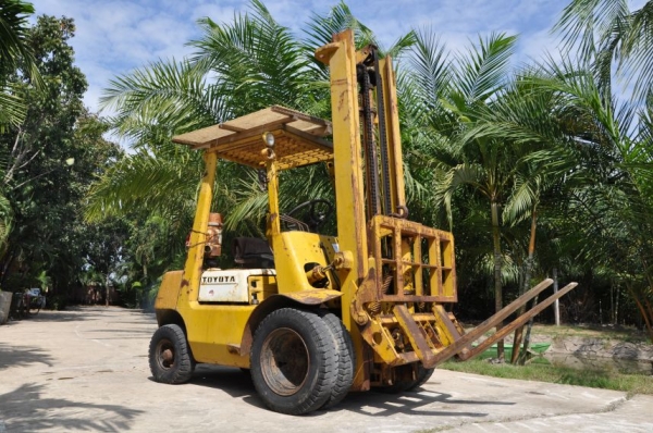 ขาย FORK LIFT TOYOTA 2ตัน งากระดก เสาสูง4เมตร เครื่องดีเซล สภาพสวยเดิมจากญี่ปุ่น ยังไม่เคยใช้ในไทย ขาย 145,000บาท!!