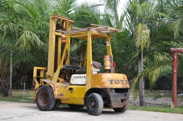 ขาย FORK LIFT TOYOTA 2ตัน งากระดก เสาสูง4เมตร เครื่องดีเซล สภาพสวยเดิมจากญี่ปุ่น ยังไม่เคยใช้ในไทย ขาย 145,000บาท!!