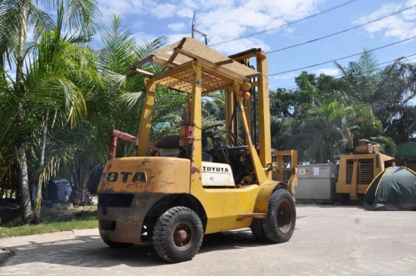 ขาย FORK LIFT TOYOTA 2ตัน งากระดก เสาสูง4เมตร เครื่องดีเซล สภาพสวยเดิมจากญี่ปุ่น ยังไม่เคยใช้ในไทย ขาย 145,000บาท!!