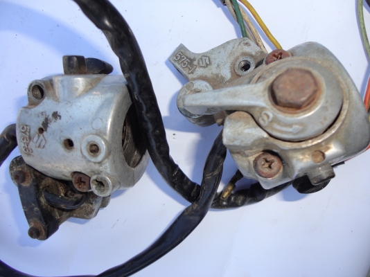 ขายสวิทซ์แฮนด์ SUZUKI-A-100 จำนวน 1 คู่ ติดต่อโทร.081-005-8785 ขายสวิทซ์แฮนด์ SUZUKI-A-100 จำนวน 1 คู่ ติดต่อโทร.081-005-8785