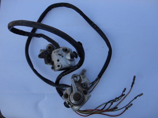 ขายสวิทซ์แฮนด์ SUZUKI-A-100 จำนวน 1 คู่ ติดต่อโทร.081-005-8785 ขายสวิทซ์แฮนด์ SUZUKI-A-100 จำนวน 1 คู่ ติดต่อโทร.081-005-8785