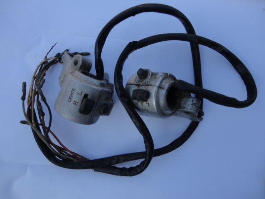 ขายสวิทซ์แฮนด์ SUZUKI-A-100 จำนวน  1 คู่ ติดต่อโทร.081-005-8785