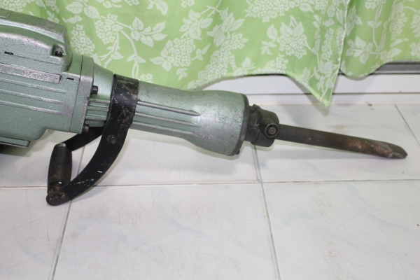 เครื่องสกัดคอนกรีตไฟฟ้า COPY hitachi 65A สภาพพร้อมใช้งานครับ