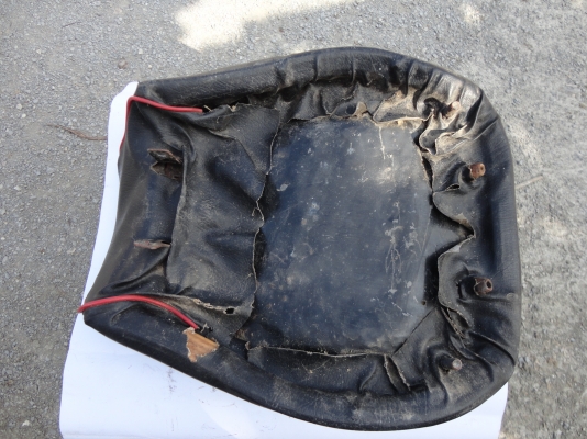 ขายเบาะรถมอไซค์โบราณ  สนใจติดต่อโทร.081-005-8785