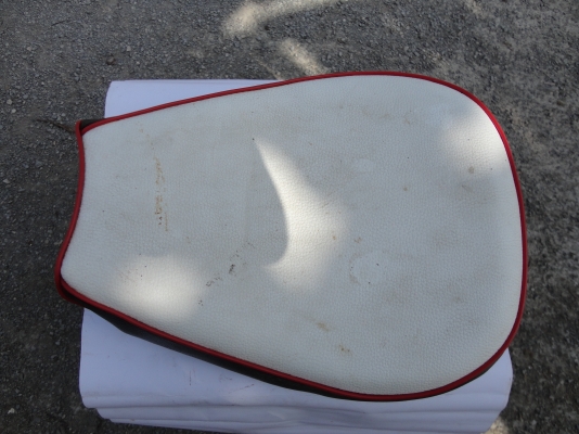 ขายเบาะรถมอไซค์โบราณ  สนใจติดต่อโทร.081-005-8785