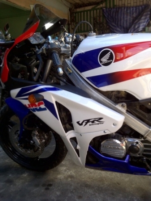 VFR400 NC24 รีบิวท์ใหม่ แฟริ่งแต่ง RC212 หน้า Cbr1000 ตัดลาย HRC ทะเบียนโอนขนส่งแท้ๆ