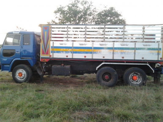 HINO FR 320 HP PO9C สิบล้อดั๊มพ์ 2 เพลา หัวยักษ์สามใบปัดสภาพอย่างสวย มีระบบลากพ่วงมาให้ครบ เครื่องแห้งแรงดี ภายในหัวเก๋งคอนโทรลอยู่ครบพร้อม แอร์ พวงมาลัยเพาเวอร์ เบรคทริ๊ปฟี้ ช่วงล่างใหญ่มากคัชซีสวยไม่มีบวมไม่มีแตก เอกสารเล่มทะเบียนครบถูกต้องพร้อมโอนครับ