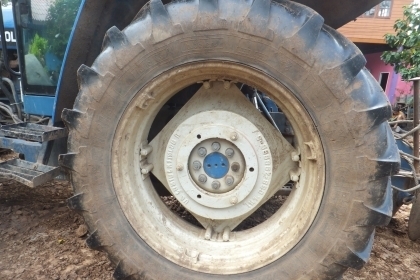 รถไถนาฟอร์ด 6640 (รถนอก)ปี55 ใช้งาน 5404 ชม. คานหน้าคาเรโร่ 2 เพลา