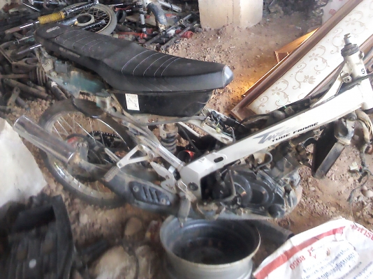 โครงมอเตอร์ไซค์พร้อมเครื่องยนต์เอกสารตัวรถและทะเบียนพร้อมถูกต้องทุกอย่าง